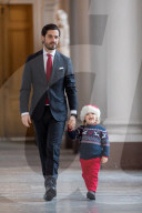 EXKLUSIV - In Weihnachtlicher Stimmung: Carl Philip mit seinem Sohn Alexander im Palast in Stockholm