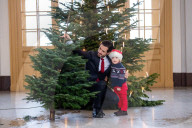 EXKLUSIV - In Weihnachtlicher Stimmung: Carl Philip mit seinem Sohn Alexander im Palast in Stockholm