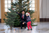 EXKLUSIV - In Weihnachtlicher Stimmung: Carl Philip mit seinem Sohn Alexander im Palast in Stockholm