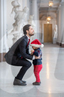 EXKLUSIV - In Weihnachtlicher Stimmung: Carl Philip mit seinem Sohn Alexander im Palast in Stockholm