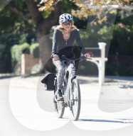 PEOPLE - Goldie Hawn radelt durch die Nachbarschaft