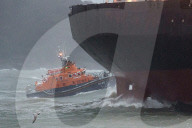 NEWS - Russisches Containerschiff sitzt vor Cornwall auf Grund