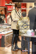 PEOPLE - Kris Jenner und Enkel Mason bummeln bei Versace in Beverly Hills