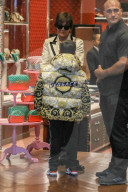 PEOPLE - Kris Jenner und Enkel Mason bummeln bei Versace in Beverly Hills
