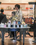 PEOPLE - Kris Jenner und Enkel Mason bummeln bei Versace in Beverly Hills