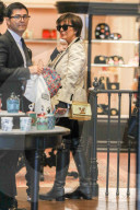 PEOPLE - Kris Jenner und Enkel Mason bummeln bei Versace in Beverly Hills