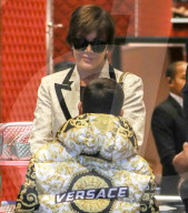 PEOPLE - Kris Jenner und Enkel Mason bummeln bei Versace in Beverly Hills