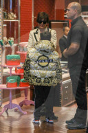 PEOPLE - Kris Jenner und Enkel Mason bummeln bei Versace in Beverly Hills