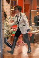 PEOPLE - Kris Jenner und Enkel Mason bummeln bei Versace in Beverly Hills
