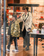 PEOPLE - Kris Jenner und Enkel Mason bummeln bei Versace in Beverly Hills