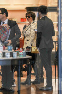 PEOPLE - Kris Jenner und Enkel Mason bummeln bei Versace in Beverly Hills
