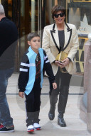 PEOPLE - Kris Jenner und Enkel Mason bummeln bei Versace in Beverly Hills