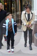 PEOPLE - Kris Jenner und Enkel Mason bummeln bei Versace in Beverly Hills