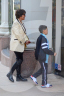 PEOPLE - Kris Jenner und Enkel Mason bummeln bei Versace in Beverly Hills