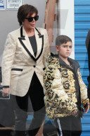 PEOPLE - Kris Jenner und Enkel Mason bummeln bei Versace in Beverly Hills
