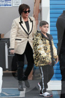 PEOPLE - Kris Jenner und Enkel Mason bummeln bei Versace in Beverly Hills
