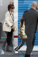 PEOPLE - Kris Jenner und Enkel Mason bummeln bei Versace in Beverly Hills