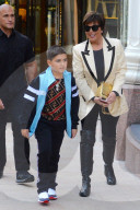 PEOPLE - Kris Jenner und Enkel Mason bummeln bei Versace in Beverly Hills