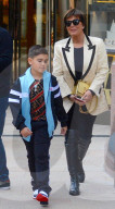 PEOPLE - Kris Jenner und Enkel Mason bummeln bei Versace in Beverly Hills
