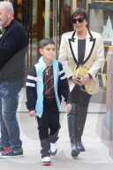 PEOPLE - Kris Jenner und Enkel Mason bummeln bei Versace in Beverly Hills
