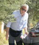 PEOPLE - Harrison Ford parkiert seinen Tesla in Brentwod