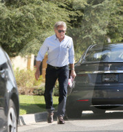 PEOPLE - Harrison Ford parkiert seinen Tesla in Brentwod