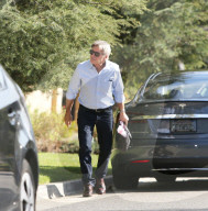 PEOPLE - Harrison Ford parkiert seinen Tesla in Brentwod