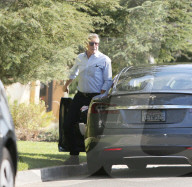 PEOPLE - Harrison Ford parkiert seinen Tesla in Brentwod