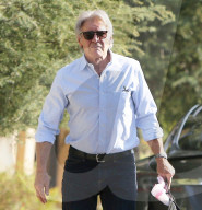 PEOPLE - Harrison Ford parkiert seinen Tesla in Brentwod