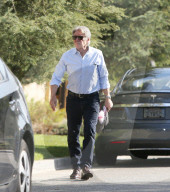 PEOPLE - Harrison Ford parkiert seinen Tesla in Brentwod