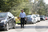 PEOPLE - Harrison Ford parkiert seinen Tesla in Brentwod