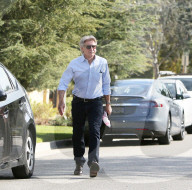 PEOPLE - Harrison Ford parkiert seinen Tesla in Brentwod