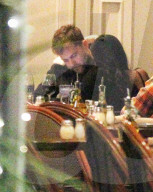 PEOPLE - Joshua Jackson beim romantischen Dinner-Date mit einer unbekannten Frau