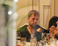 PEOPLE - Joshua Jackson beim romantischen Dinner-Date mit einer unbekannten Frau
