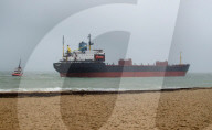 NEWS - Noch immer steckt das Containerschiff vor Küste Cornwalls fest