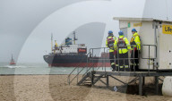 NEWS - Noch immer steckt das Containerschiff vor Küste Cornwalls fest