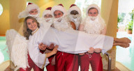 FEATURE - Weihnachtsmann-Workout am Pool