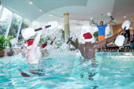 FEATURE - Weihnachtsmann-Workout am Pool