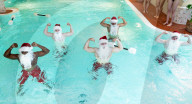 FEATURE - Weihnachtsmann-Workout am Pool