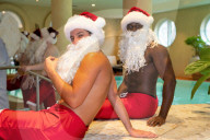 FEATURE - Weihnachtsmann-Workout am Pool