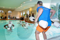 FEATURE - Weihnachtsmann-Workout am Pool