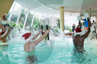 FEATURE - Weihnachtsmann-Workout am Pool