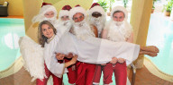 FEATURE - Weihnachtsmann-Workout am Pool