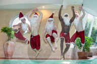 FEATURE - Weihnachtsmann-Workout am Pool