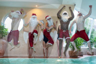 FEATURE - Weihnachtsmann-Workout am Pool