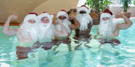 FEATURE - Weihnachtsmann-Workout am Pool