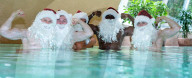 FEATURE - Weihnachtsmann-Workout am Pool