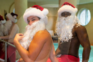 FEATURE - Weihnachtsmann-Workout am Pool