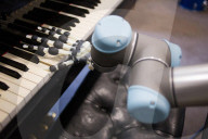 FEATURE - Roboterhand kann Klavier spielen