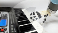 FEATURE - Roboterhand kann Klavier spielen